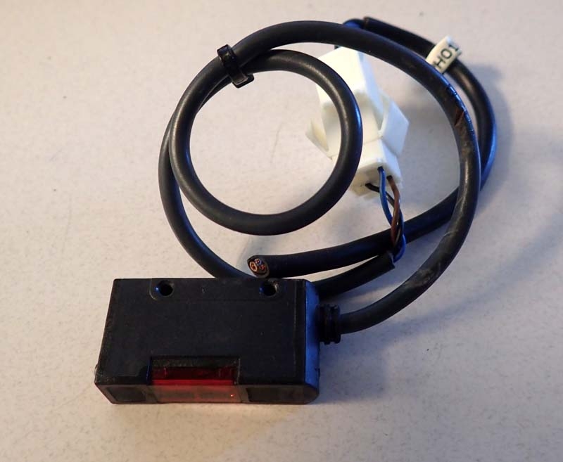 Omron E3S-AD81 / E3S AD81 Photoelectric Sensor W/ Built in Amplifier, 200mm Sensing Distance