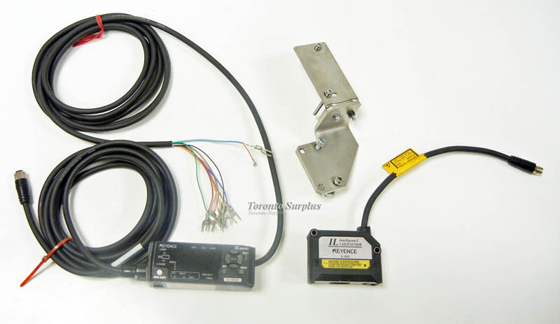 Keyence IL-1000 / IL1000 and IL-065 / IL065 CMOS Multi-Function Analog Laser Sensor / Micrometer with Cords and Mounting Bracket , BRAND NEW / NOS